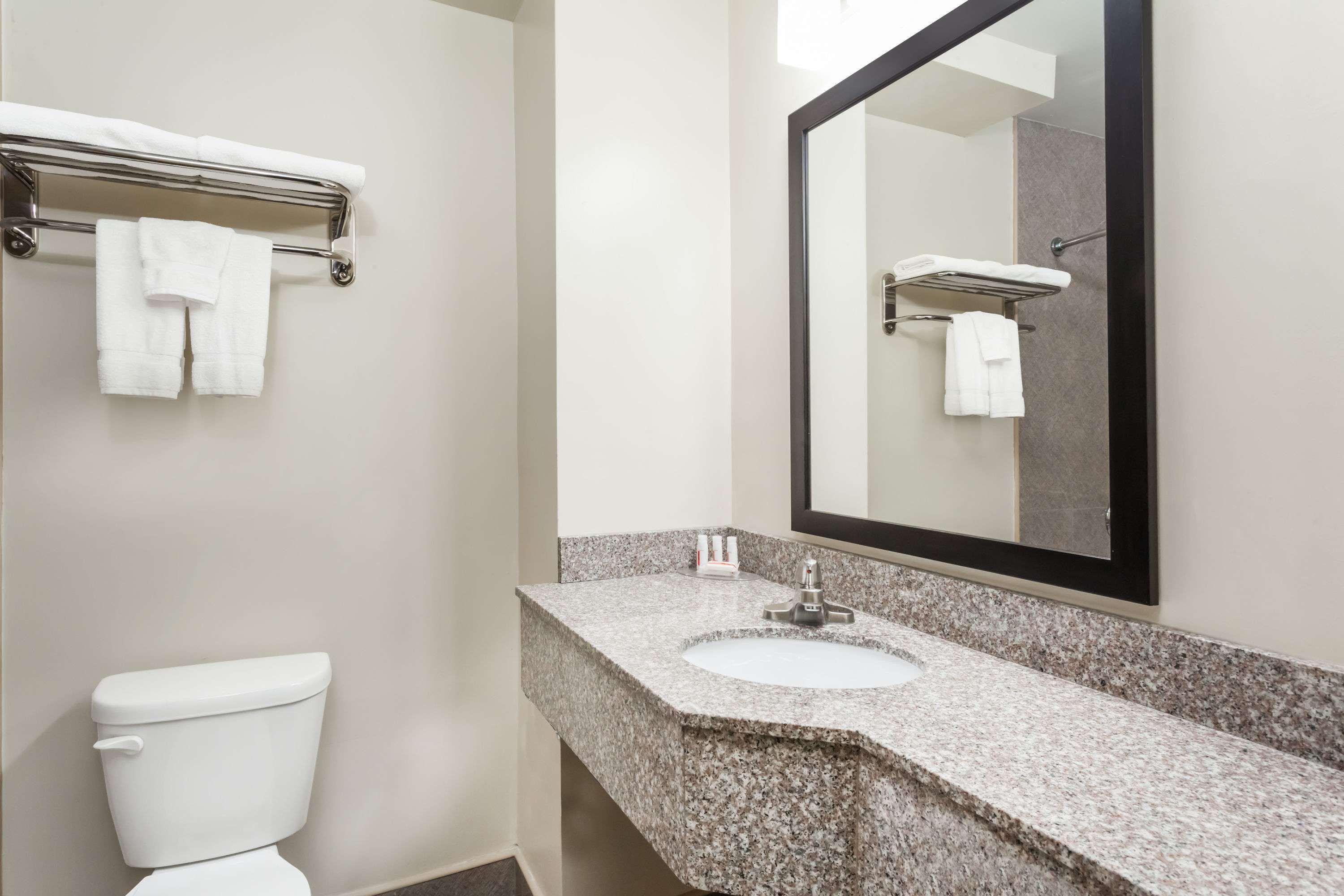 Days Inn & Suites By Wyndham Jamaica Jfk Airport New York Eksteriør billede